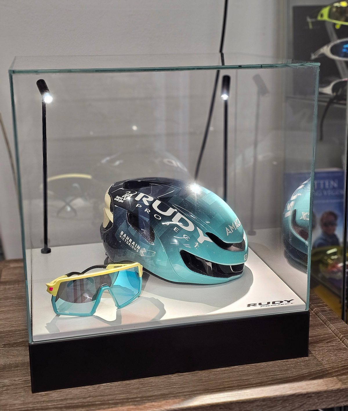 Rudy Project sportszemüveg és sportruházat display – Woodnest Works
