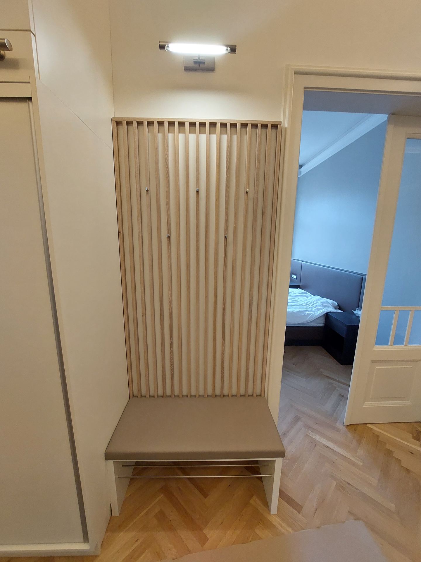Egyszerű előszobabútor cipőtartóval és lamellás hátfallal