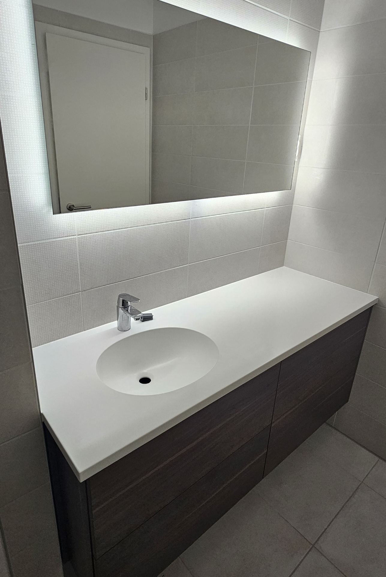 Laminált fürdőszobaszekrény Corian fedlapba épített mosdótállal