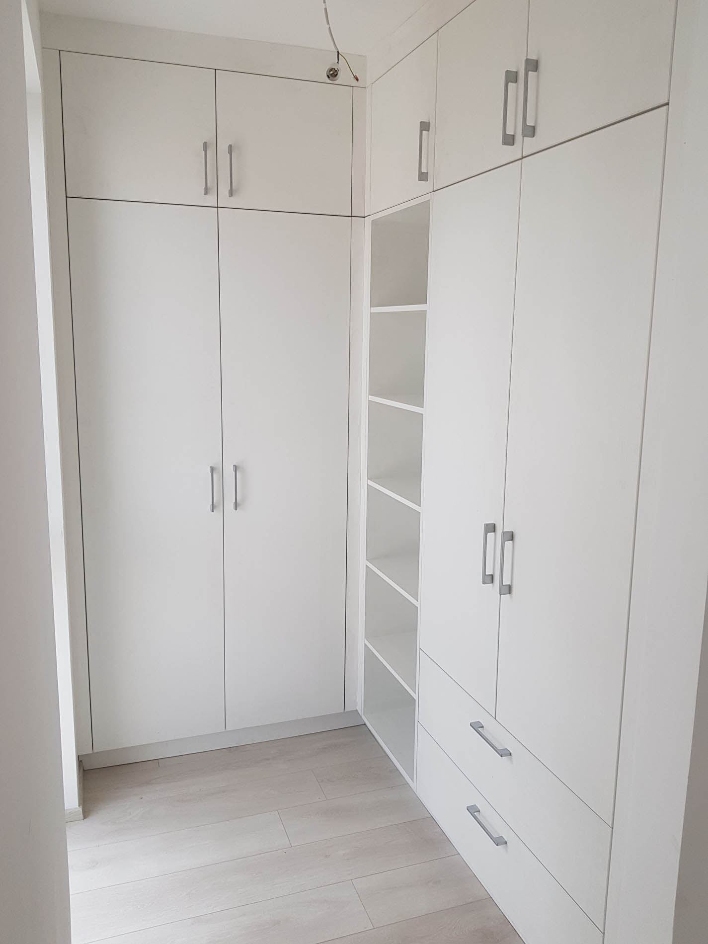 Egyszerű, fehér laminált gardrób