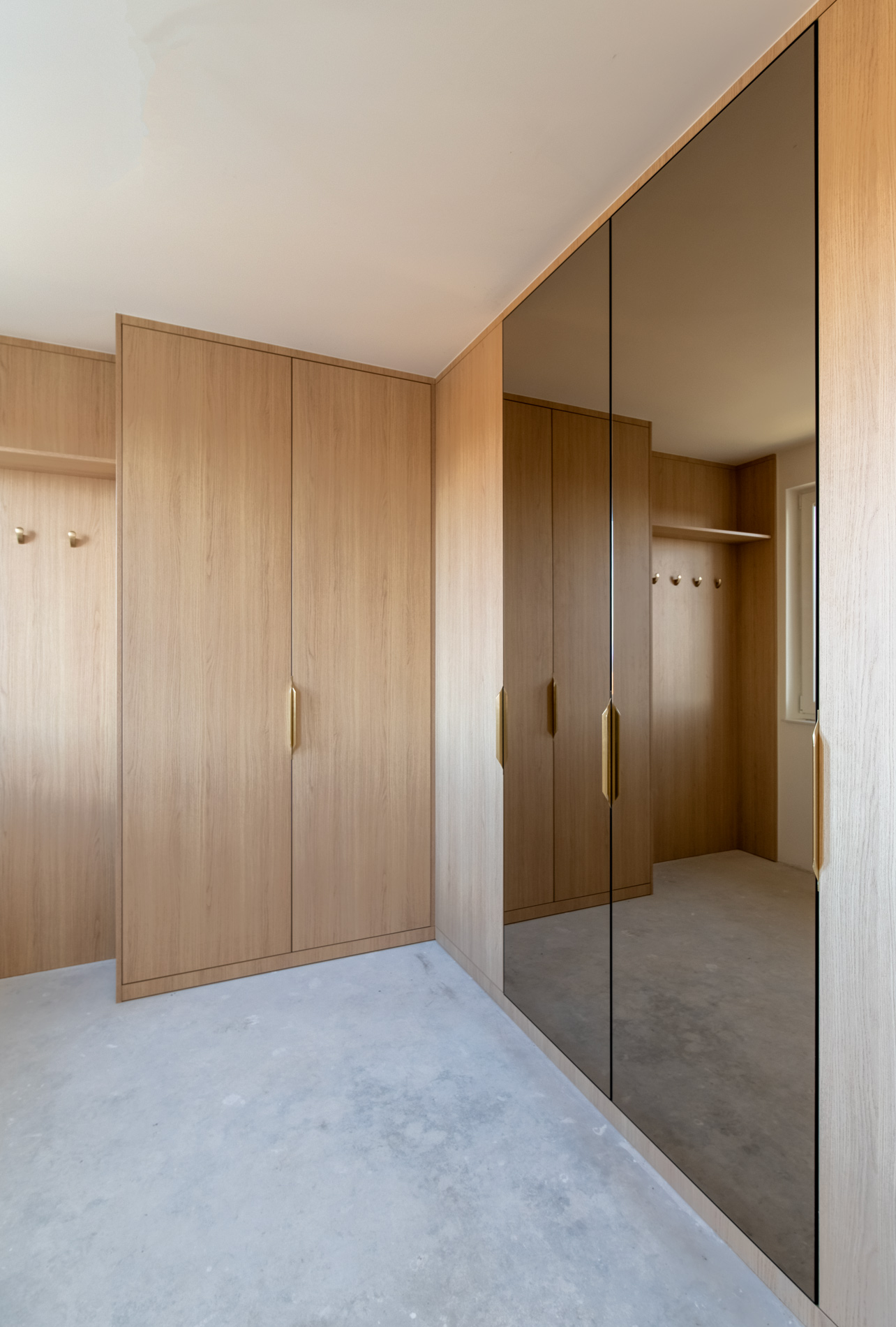 Egyedi gardrób és beépített szekrény tervezés Budapest – tolóajtós gardróbok LED világítással