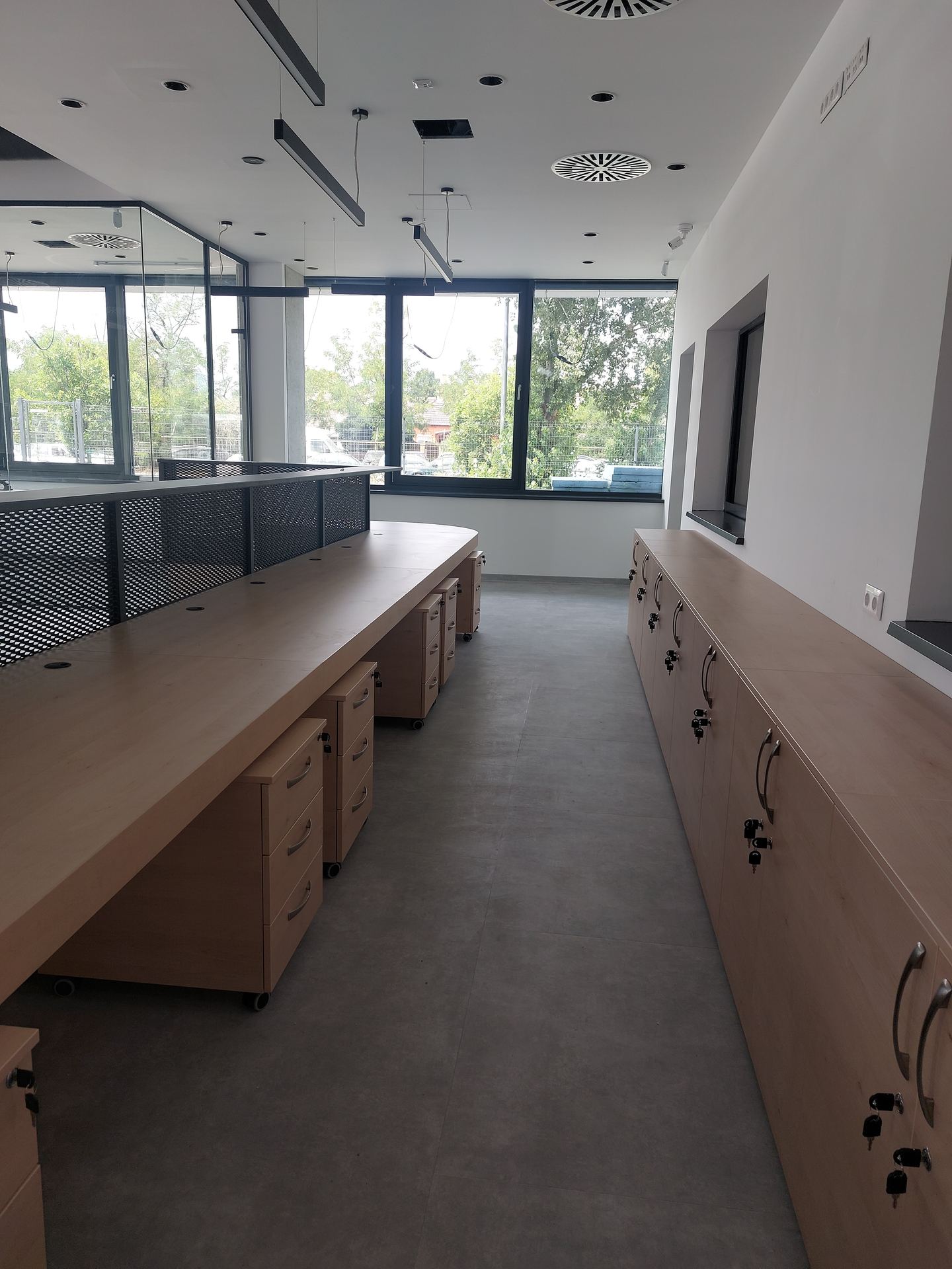 Irodai és laboratóriumi asztalok zárható konténerekkel és térelválasztó elemekkel