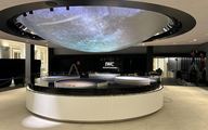Kiállítási stand elem: vízzel töltött óra-display az IWC standján a genfi Watches & Wonders kiállításon
